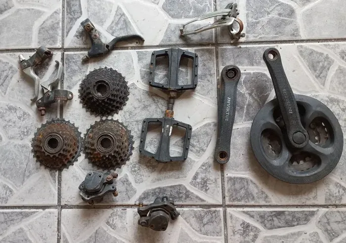 Lote Peça bicicleta usada catraca shimano pedivela alavanca pedal pinça freio passador 