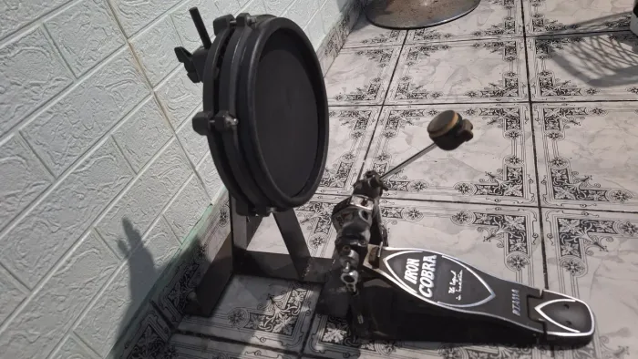 Suporte para Pad de bumbo Alesis 
