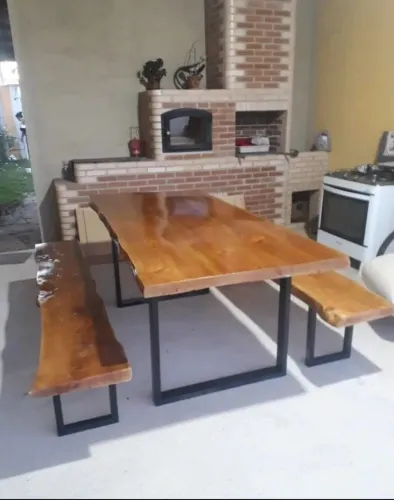 Mesa de Jantar Rústica de Madeira com Bancos