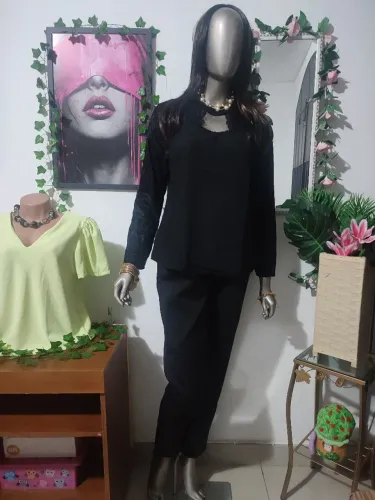 Blusa Feminina Social de Crepe com Mangas Compridas e Rendadas.
