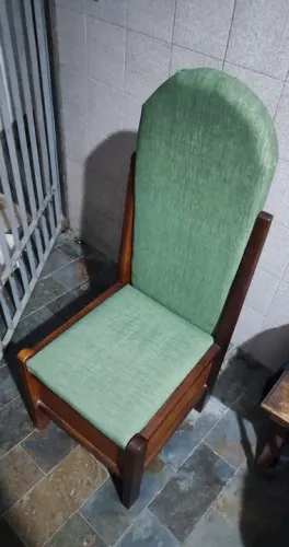 Móvel raro e antigo. Cadeira de madeira com estofado verde que vira tábua de passar.