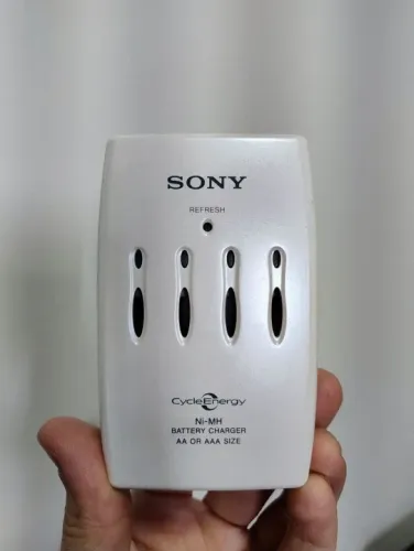 Carregador de Baterias Sony CycleEnergy Ni-MH AA e AAA