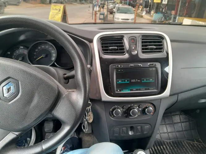  Vendo um sandero  2020 novo completo com ar gelando kit gás 4 peneus novos multimídia 