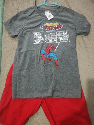 Conjunto infantil Homem Aranha na etiqueta 