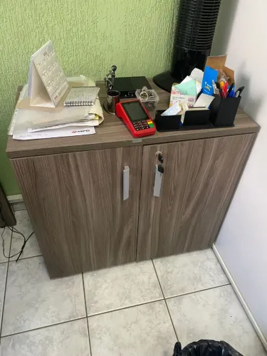 Conjunto com 2 mesas + um armário + um gaveteiro para escritório.