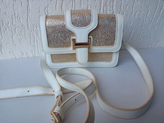 Bolsa Satinato Bege com detalhes dourados 
