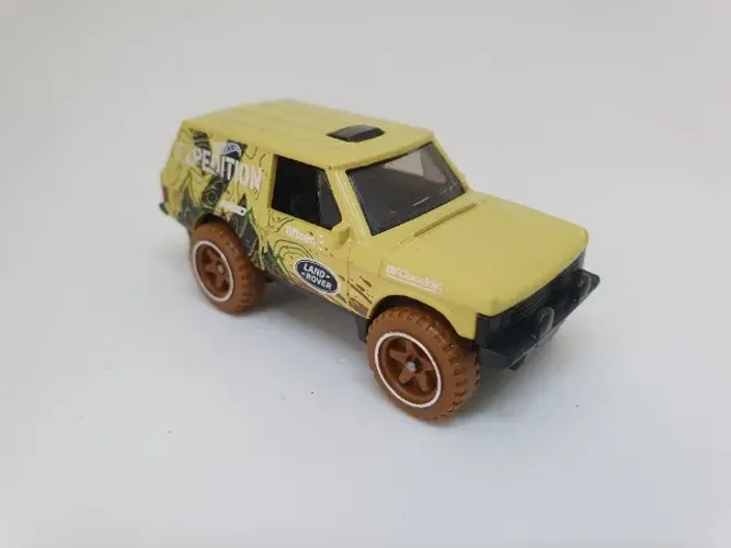 Hot Wheels Range Rover Classic Rally amarelo claro