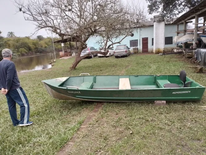 Barco de alumínio 4,60 de Comp. Registrado na marinha embarcação para 5 pessoas bem bom.