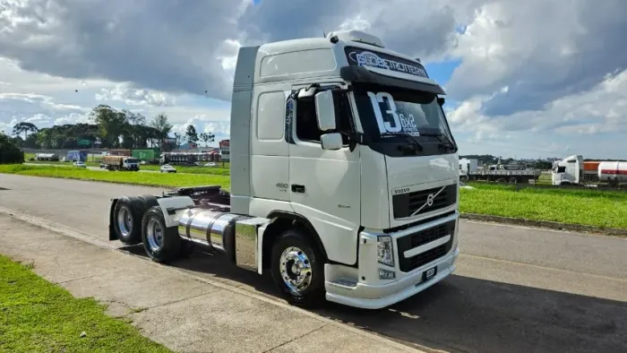 Volvo FH 460 6x2 Globetrotter Ano 13 Teto Alto Automático Suspensão de Mola ipva 2025 pago