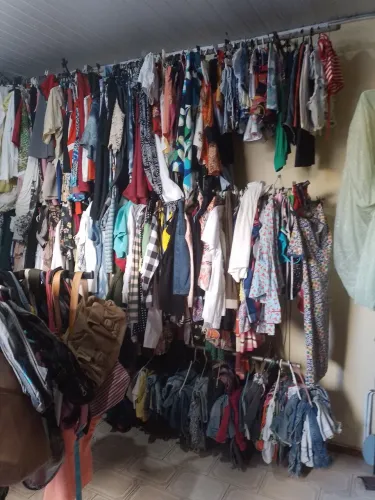 Grande variedade de roupas femininas,masculinas e infantis 2$ por peça.