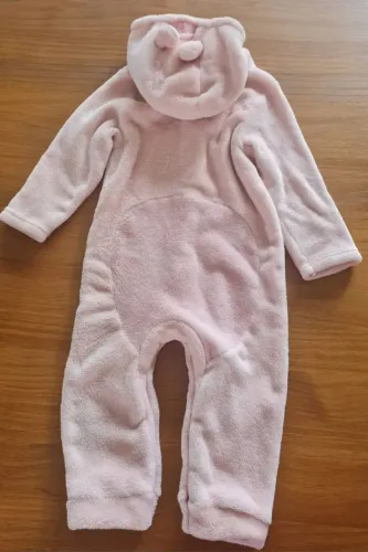 Macacão de bebê rosa com capuz de ursinho