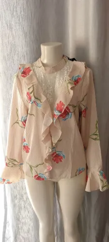 Blusa social com renda floral feminina M nova De R$30,00 por R$15,00 na promoção!