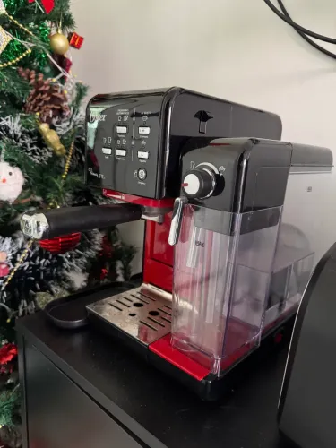 Cafeteira Oster Prima Latte automática. Pó e cápsula com leiteira a vapor.