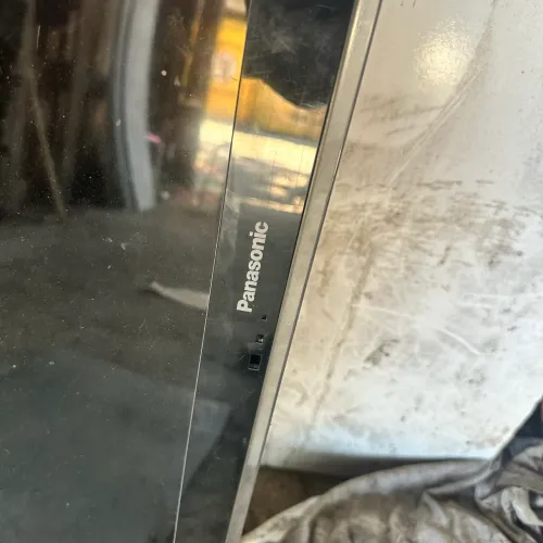 Tv Panasonic model TC-L47E5B defeito para peças ou conserto não tem base não tem controle 