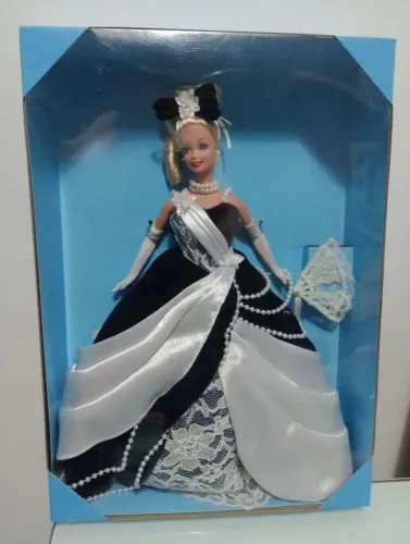 Boneca Barbie Vintage em vestido branco e preto