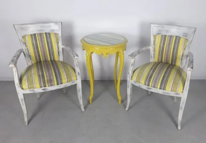 Par de Poltronas provençal Década de 60 envelhecido, mesa centro ebanizado na cor amarelo