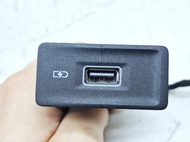 Entrada Usb Auxiliar Vw Jetta Gli 2.0 2019 17A035222