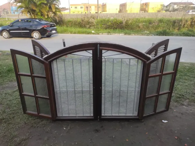 Janelas de madeira colonial com vidros translúcido, grades e mosquiteiro 