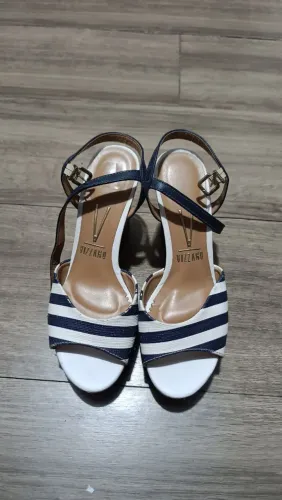Sandália Vizzano Listrada Azul e Branca
