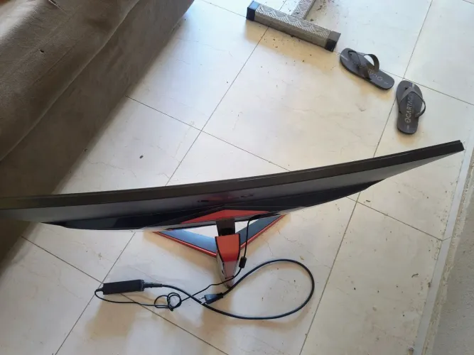 Monitor gamer LG de 34 polegadas com tela trincada no canto mas funcionando concerta .