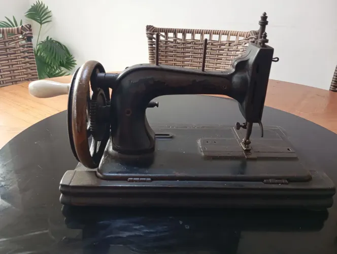 Máquina de custura a manivela