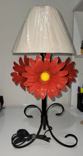 Abajur com flores em metal (Tiradentes)