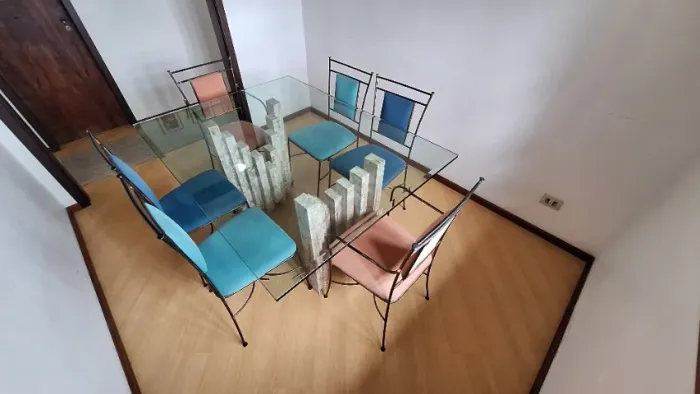 MESA DE JANTAR EM VIDRO TEMPERADO, BASE DE MÁRMORE E CADEIRAS (6 lugares)