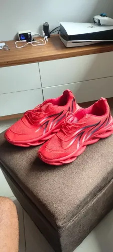 Tênis esportivo vermelho