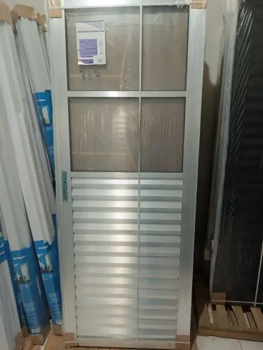 Porta de Alumínio com Veneziana e Vidro