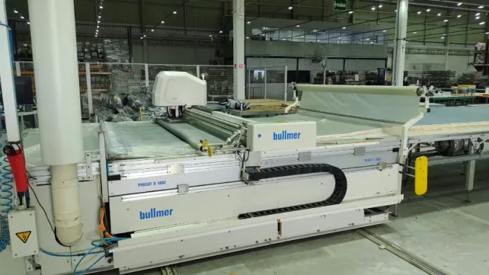 Máquina automática de corte de tecidos BULLMER D8002
