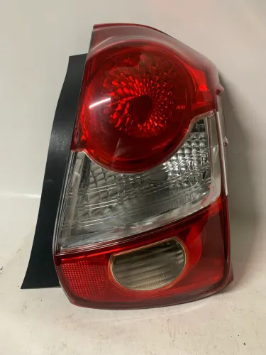 Lanterna Yaris hatch (ré rosa)