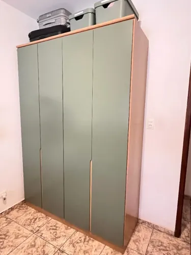 Guarda-roupa 4 portas - MDF verde/amadeirado, ótimo estado!