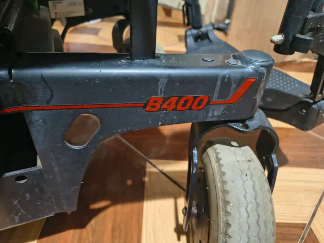 Cadeira de rodas motorizada B400