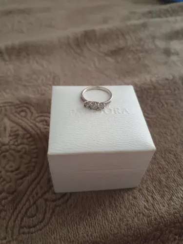 Anel Pandora com três pedras, conto de fadas.