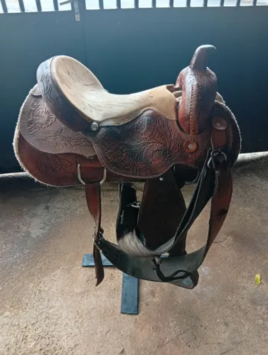 Vendo cavalete para sela ,arreio .