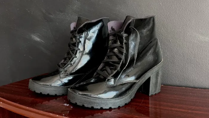 BOTA COTURNO SALTO ALTO VERNIZ