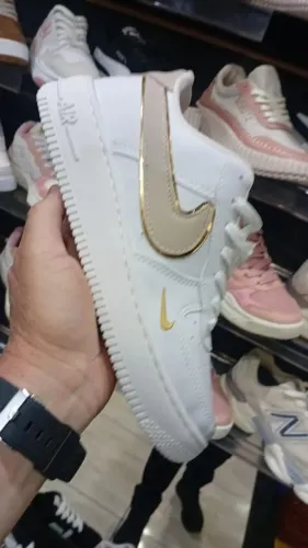 Tênis Nike Air Force 1 Branco com Detalhes Dourados