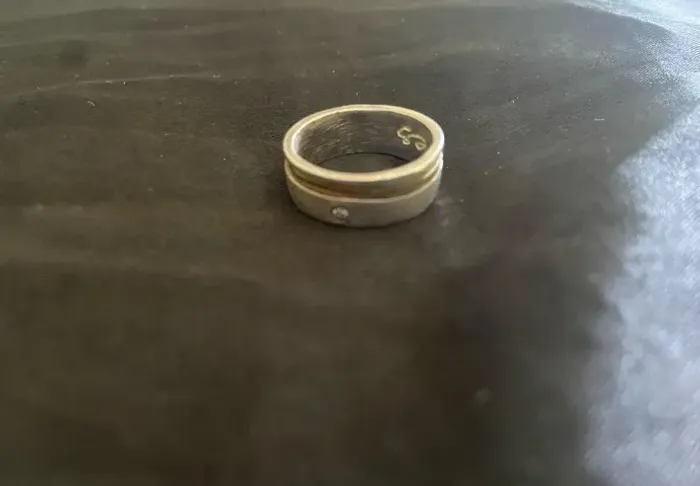 Aliança prata pura com fio de ouro e diamantada