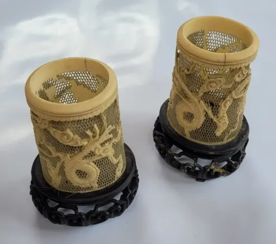 Presa de Marfim Antiga Esculpida Figuras de Dragões China Par Qing