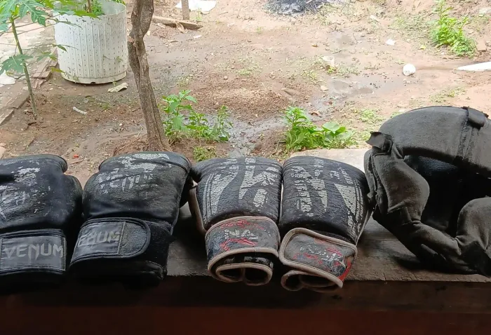 1 par de Luvas de boxe/muay thai/kickboxing e 1 protetor de cabeça 