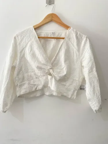 Blusa branca com bordado e nó frontal - NOVA