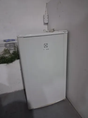 Frigobar Electrolux 122L Branco - Modelo RE120 (Espaçoso e Conservado)