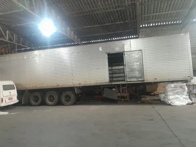 Vendo carreta baú 26 palet