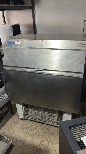Máquina de gelo 150A - depósito 50kg
