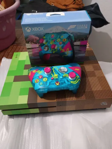 Xbox one s 1tb com 2 controle Forza Horizon 6 e o controle do Minecraft lacrado