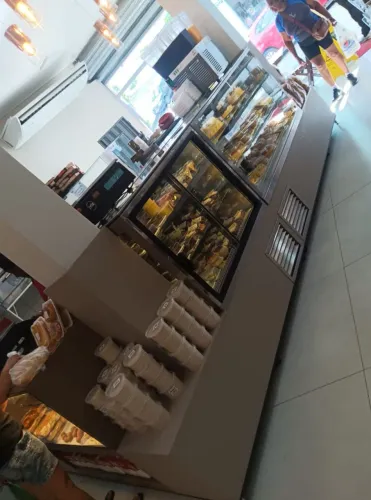 Montagem de padaria. Fábrica de equipamentos para mercados e padarias