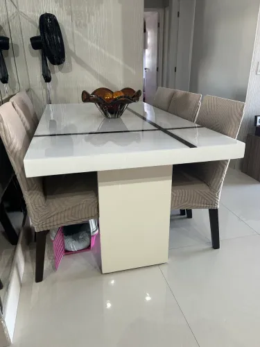 Mesa de resina com 6 cadeiras