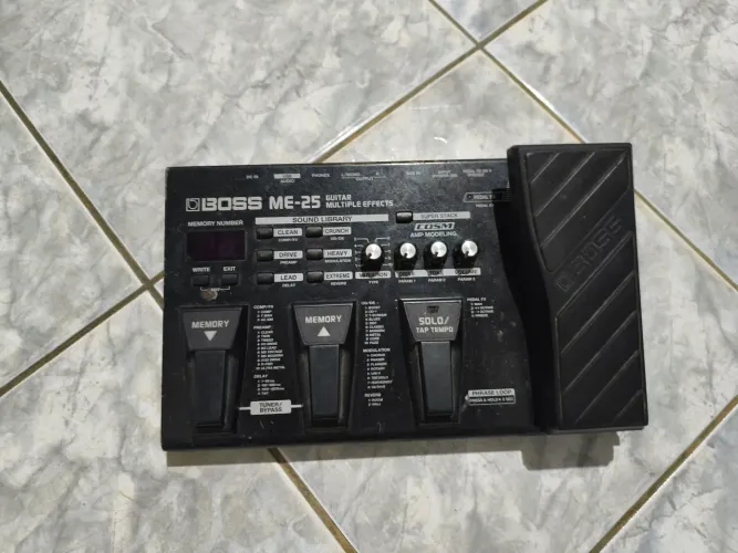Pra sair rápido Boss ME 25 guitarra