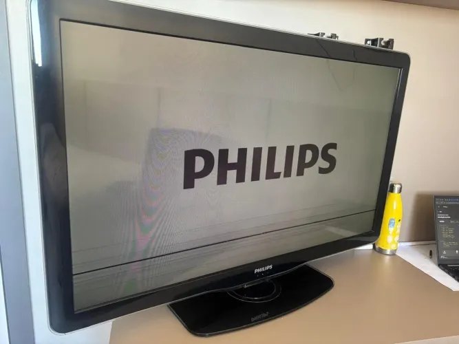 TV Philips 40" LED (Modelo 40PFL6616D) - Com Linha na Tela