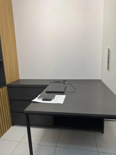 01 Mesa em L para Escritório com 03 Gaveteiros e 02 Prateleiras - com MDF e Metalon 